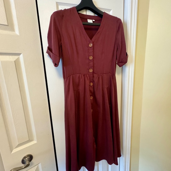 Elegant Burgundy Button-Down Dress - Picture 10 of 11